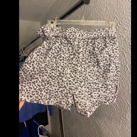 Cheetah paper bag shorts - Picture 2 of 5